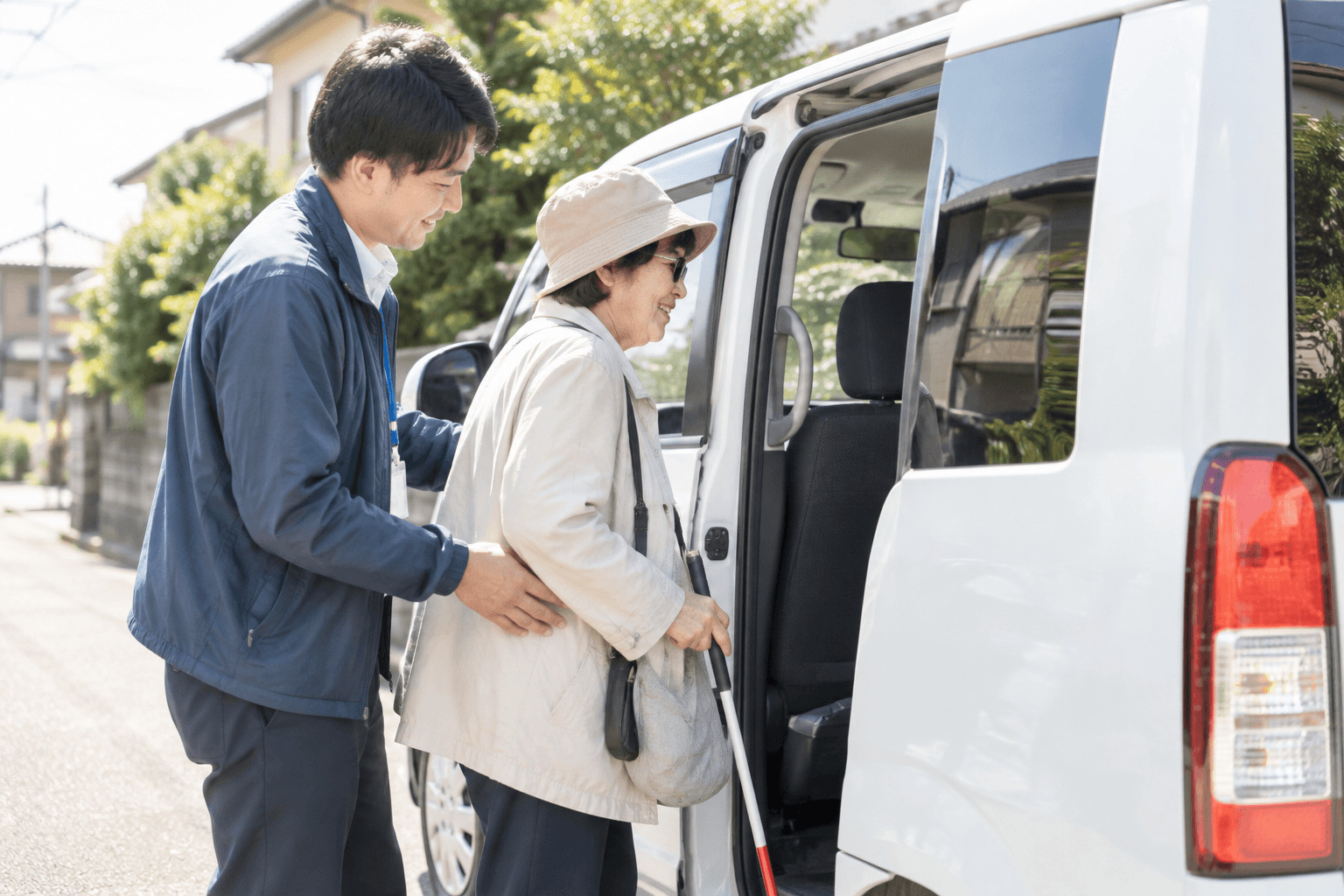 福祉有償運送に使う車両と、乗降を介助する支援者の様子