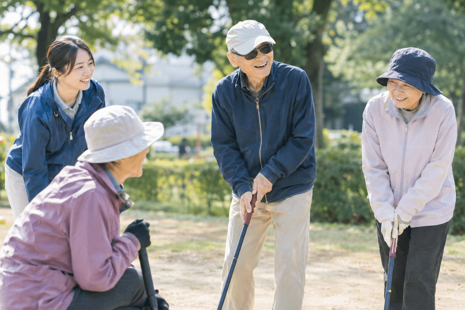 利用者と支援者が屋外での活動を楽しんでいる様子